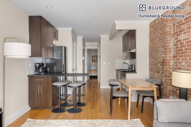 Building Photo - 515 W 47th St