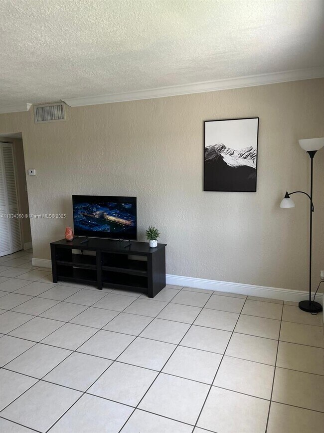 Foto del edificio - 898 NW 45th Ave