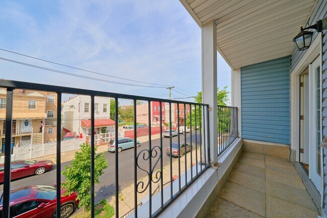 Building Photo - Beautifully Renovated 3 Bedroom 2 Bath Apa...