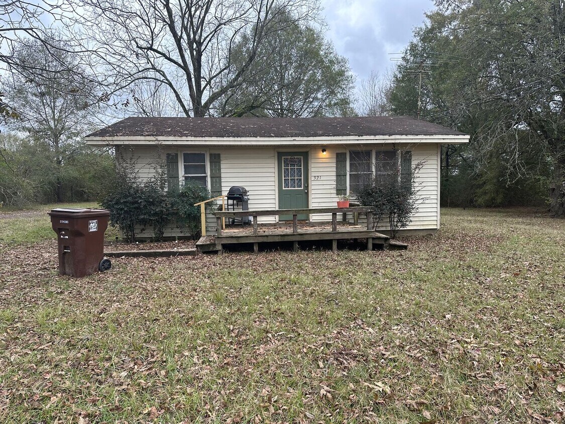 Foto principal - 2 Bedroom 1 Full Bath Home