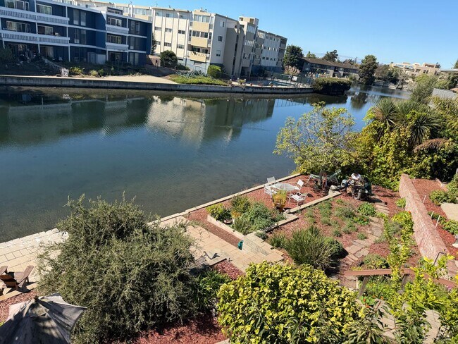 Foto del edificio - Spacious Apartments in the Desirable Bronze Coast Neighborhood