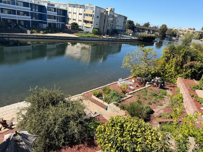 Building Photo - Spacious Apartments in the Desirable Bronze Coast Neighborhood