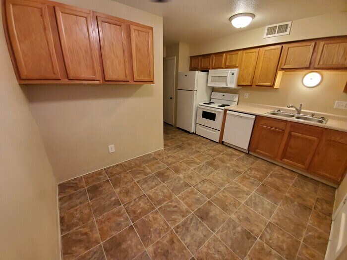 Foto principal - 828 E 12th St