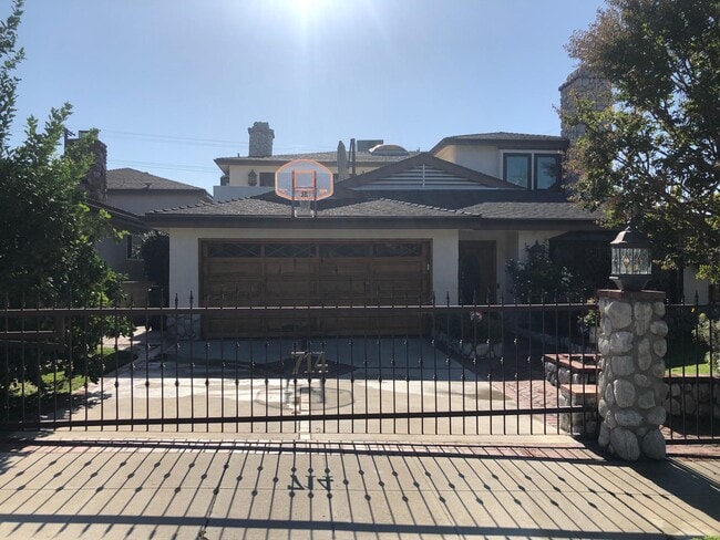 Building Photo - 714 E Magnolia Blvd