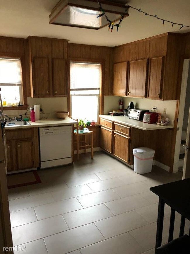 Building Photo - 2 br, 1 bath Apartment - 11 Melbourne Ave