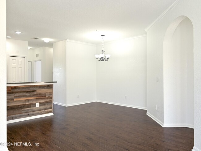 Building Photo - 155 Calle el Jardin