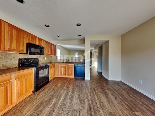 Foto del edificio - 6905 Planters Row Dr