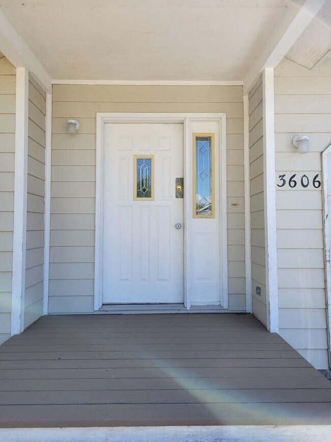 Foto del edificio - 2 Bed, 2 Bath Duplex with fenced yard in B...