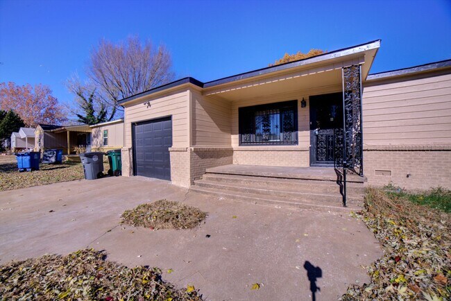 Building Photo - Gorgeous 3 Bedroom Remodel! Available Imme...