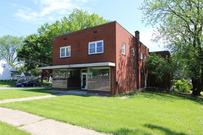 Building Photo - Spacious Pet Friendly 1 Bedroom with AC
