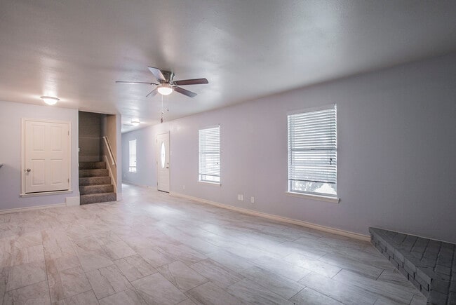 Building Photo - 202 Live Oak Dr