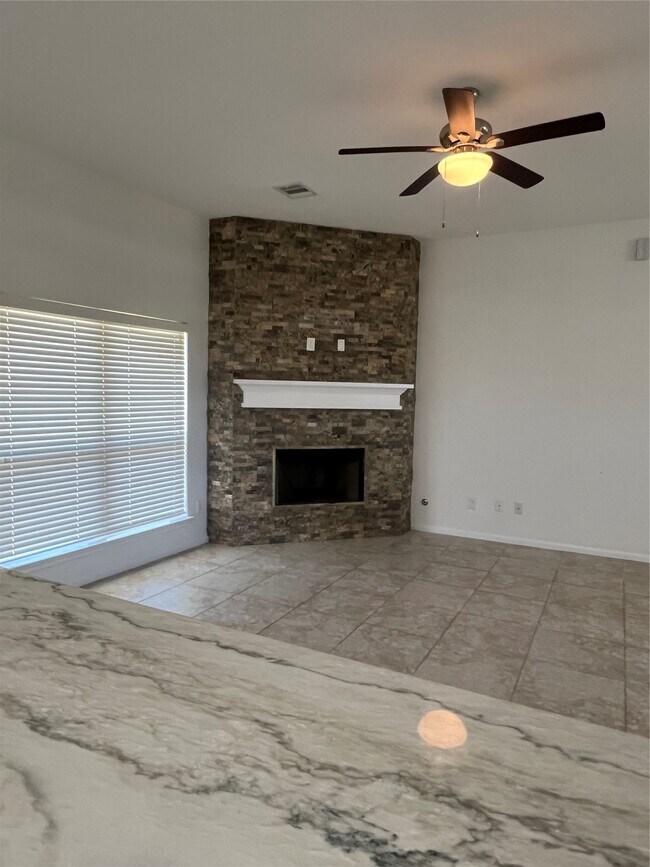 Foto del edificio - 99 Fordland Estate Dr