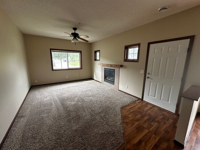 Building Photo - 3 Bed 3 Bath Townhome