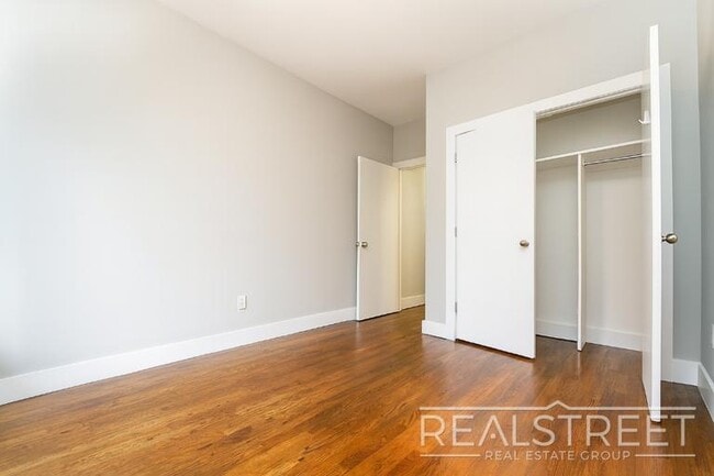 Foto del edificio - Renovated 3 BED in North Crown Heights