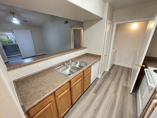 Foto del edificio - Beautiful 1Bed/1Bath/1Car 2nd floor Condo located in the beautiful Tuscano Gated Community!