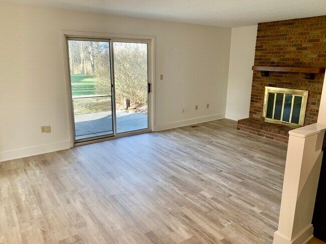 Building Photo - 651 Tree View Dr