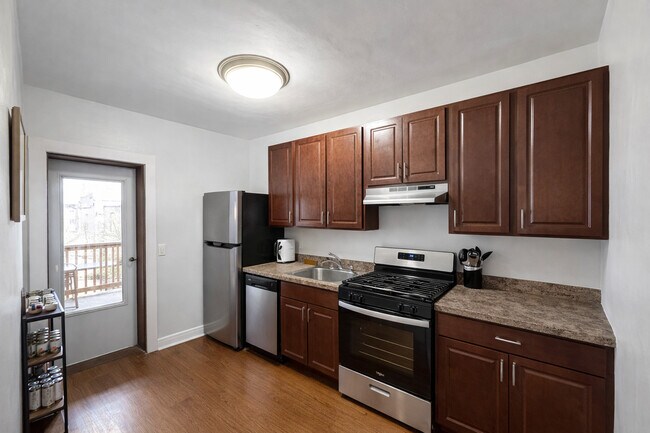 Building Photo - 2461 N Clark St