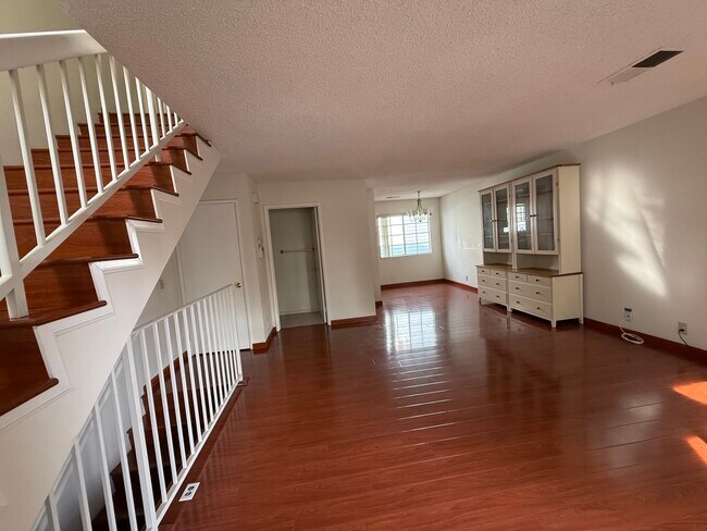 Foto del edificio - 26145 Frampton Ave