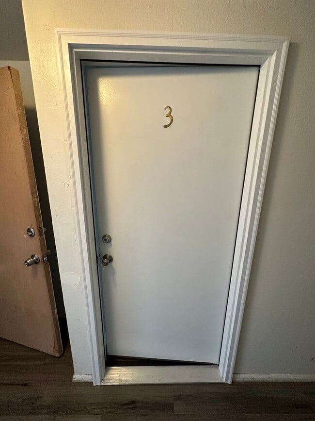 Building Photo - Updated 1-bed, 1-bath Edgewater condo on the 1st floor located near Sloan’s Lake!