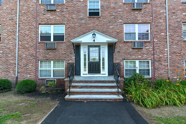 Foto del edificio - 4 Colonial Village Dr