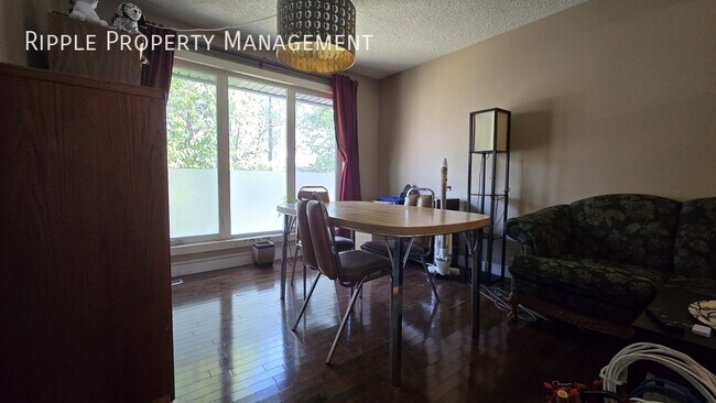 Photo du bâtiment - Modern 3 Beds, 2.5 Baths Single- Family | ...