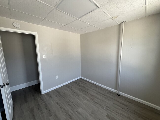 Foto del edificio - Available NOW! Large Two Bedroom in Wilkes...