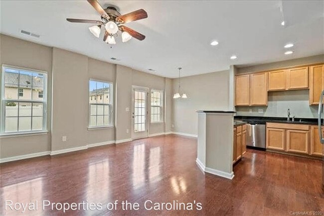 Building Photo - 2 br, 2.5 bath House - 2420 Silverthorn Dr
