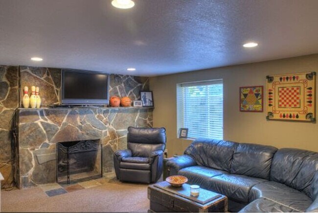 Foto del edificio - Available June 5th Spacious 3 Bedroom Rancher with Finished Basement & Beautiful Upgrades