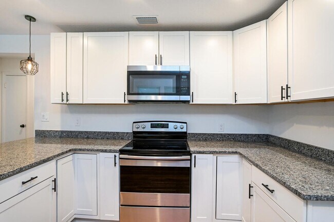 Building Photo - Updated 2 Bedroom House with Granite Count...