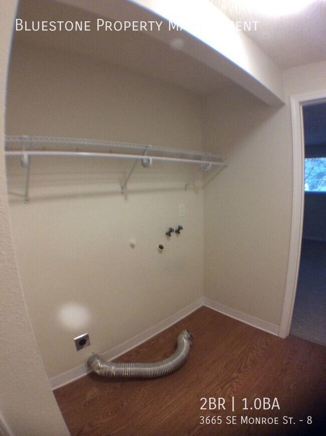 Building Photo - Upper Floor 2 Bedroom/1 Bath with W/D hook...