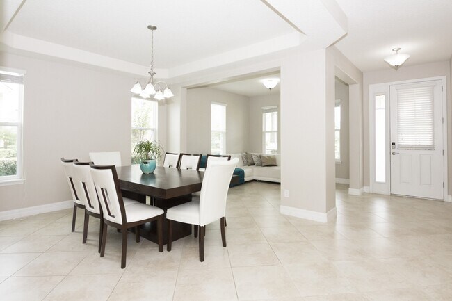 Foto del edificio - BEAUTIFUL LAKE VIEW AND CORNER LOT HOME WI...