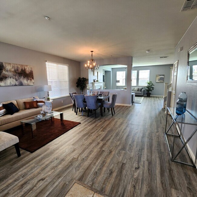 Foto del edificio - 4 bed 2.5 bath Single Family Home