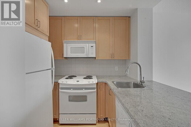 Building Photo - 85 Bloor St E