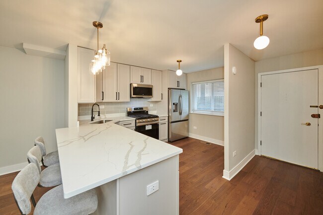 Foto del edificio - 7074 N Ridge Blvd
