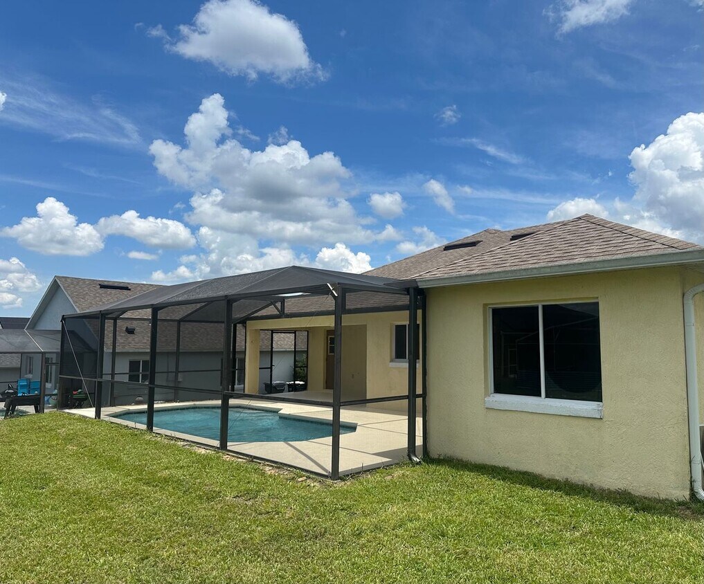 Building Photo - PRIVATE POOL - 4 BEDROOM 2 BATH HOME