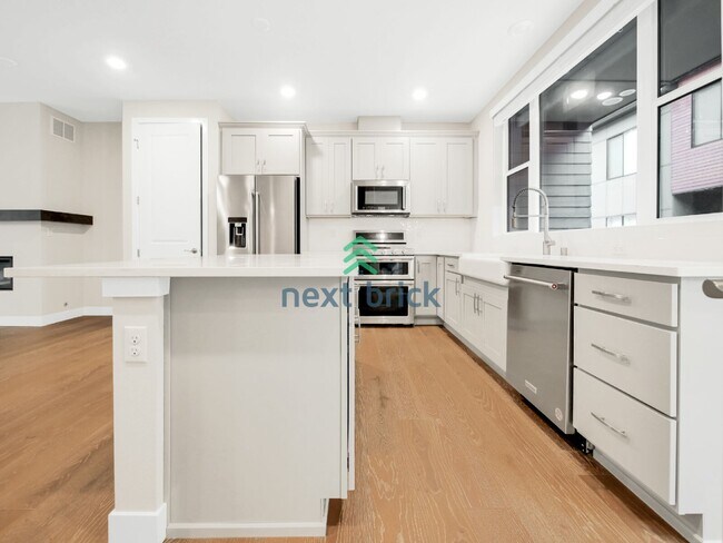 Foto del edificio - Welcome to this beautiful 4-bedroom, 3.5-bathroom for Rent!