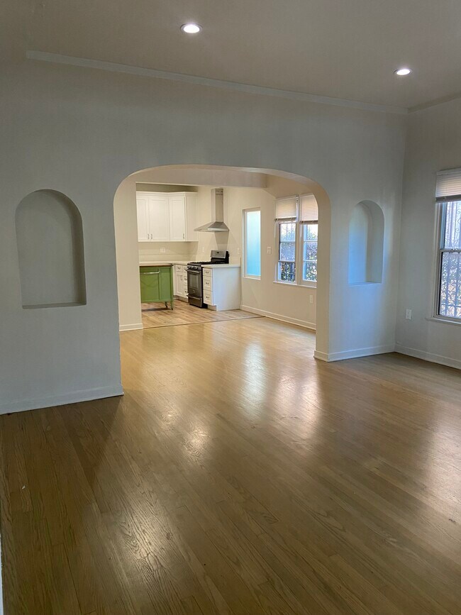 Building Photo - 6128 Saturn St