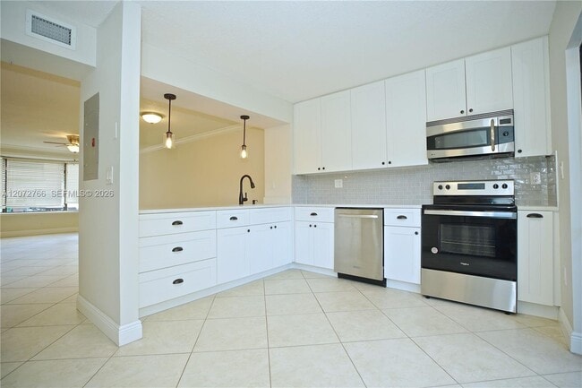 Building Photo - 10196 SW 77th Ct
