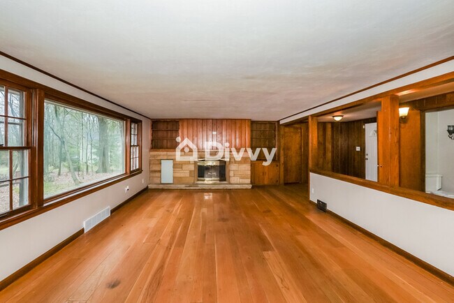 Building Photo - 49 Pinecrest Dr, Bedford, OH 44146