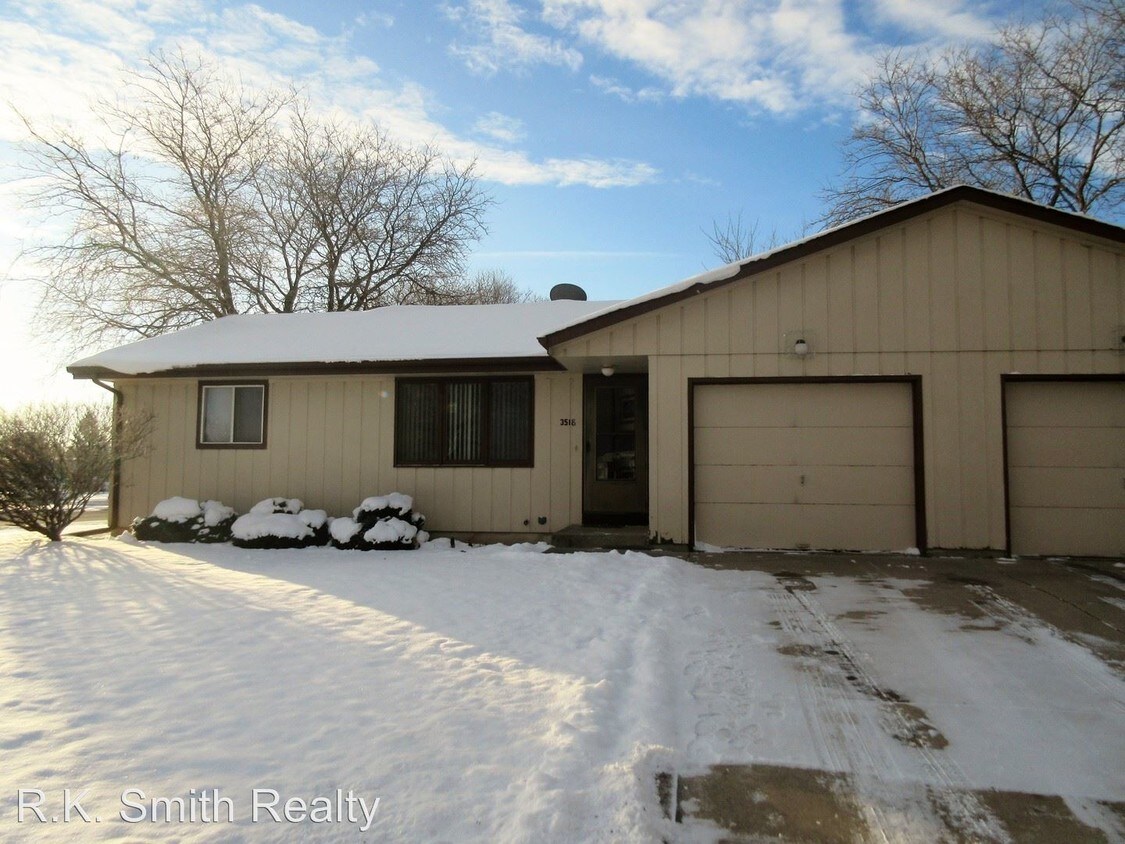 Primary Photo - 3516 La Mancha Dr