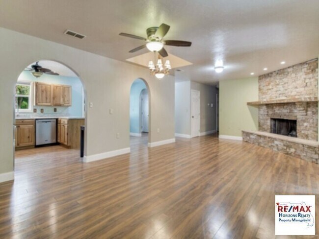 Building Photo - Wonderful 5 bedroom home! Now offering hal...