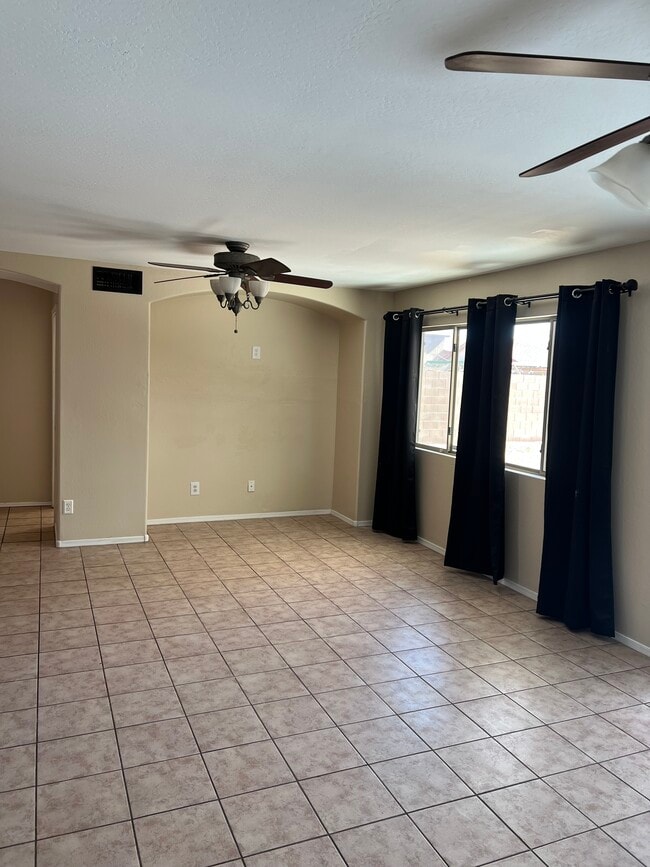 Foto del edificio - 1371 E 10th Pl