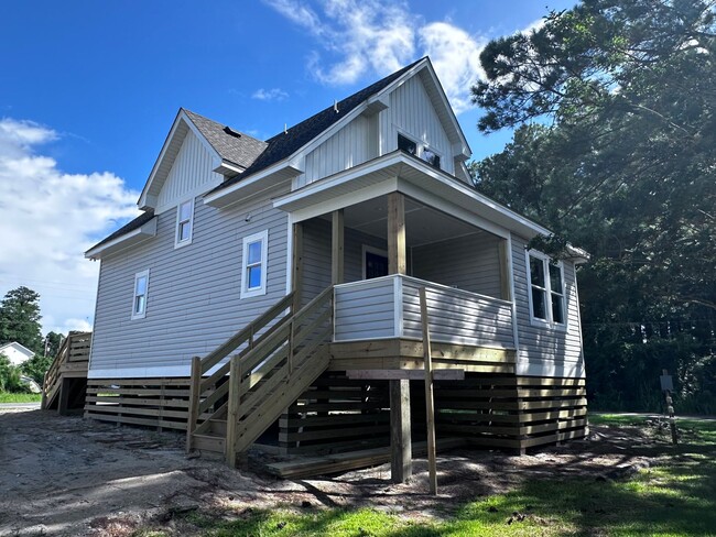 Building Photo - House in Wanchese - Canal front!