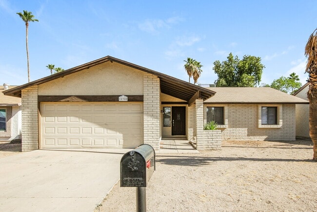 Building Photo - 10308 W Calle Del Oro