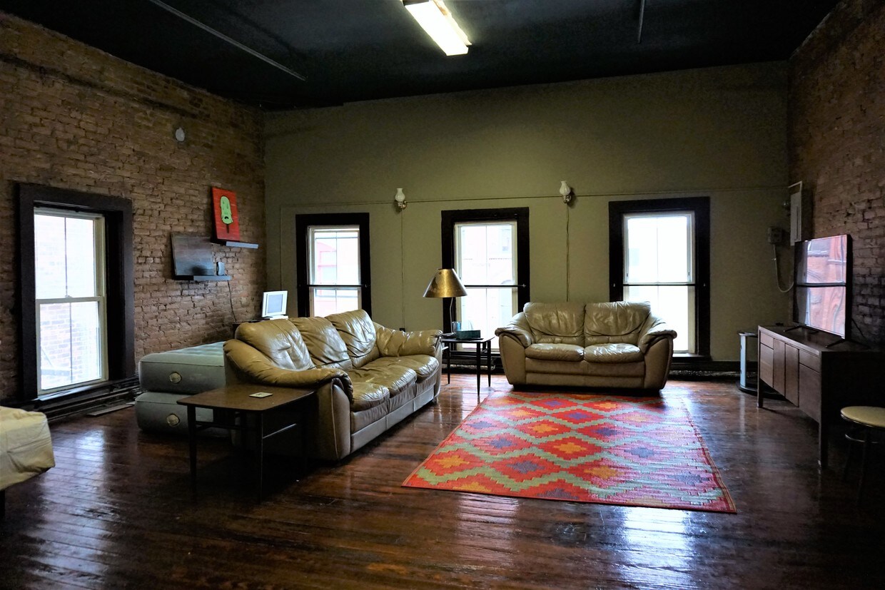 Primary Photo - 307 S Clinton St