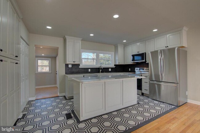 Building Photo - 106 North St NE