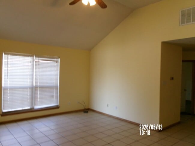Building Photo - Charming Duplex $450.00 Off the first full Month's rent