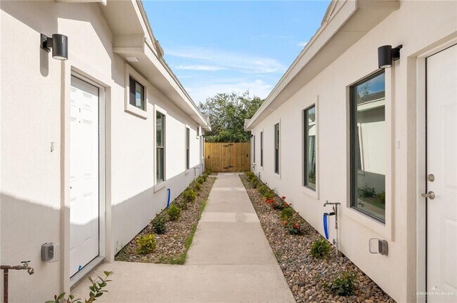 Building Photo - 14 W Harrison Ave