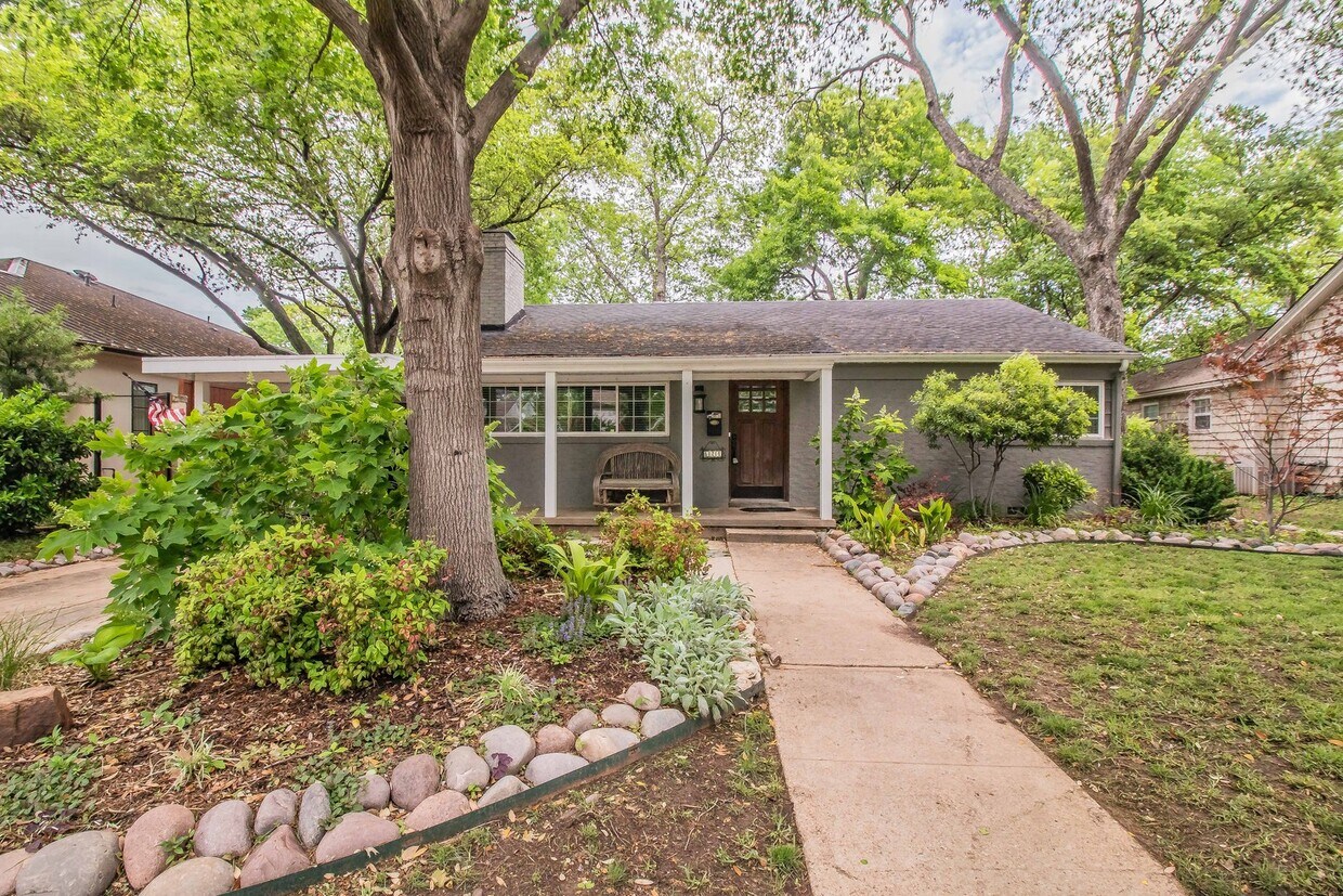 Primary Photo - Awesome CRESTWOOD Home!!!