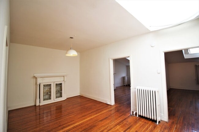 Building Photo - 22 E Mt Vernon Pl